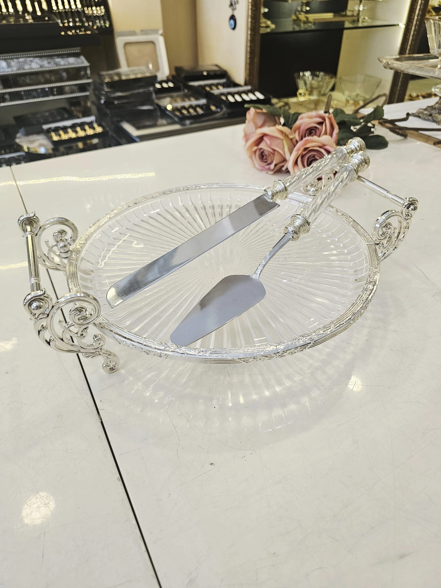 3 PARÇA METAL DÖKÜM ÇERÇEVELİ CAM PASTA SUNUM SETİ GÜMÜŞ