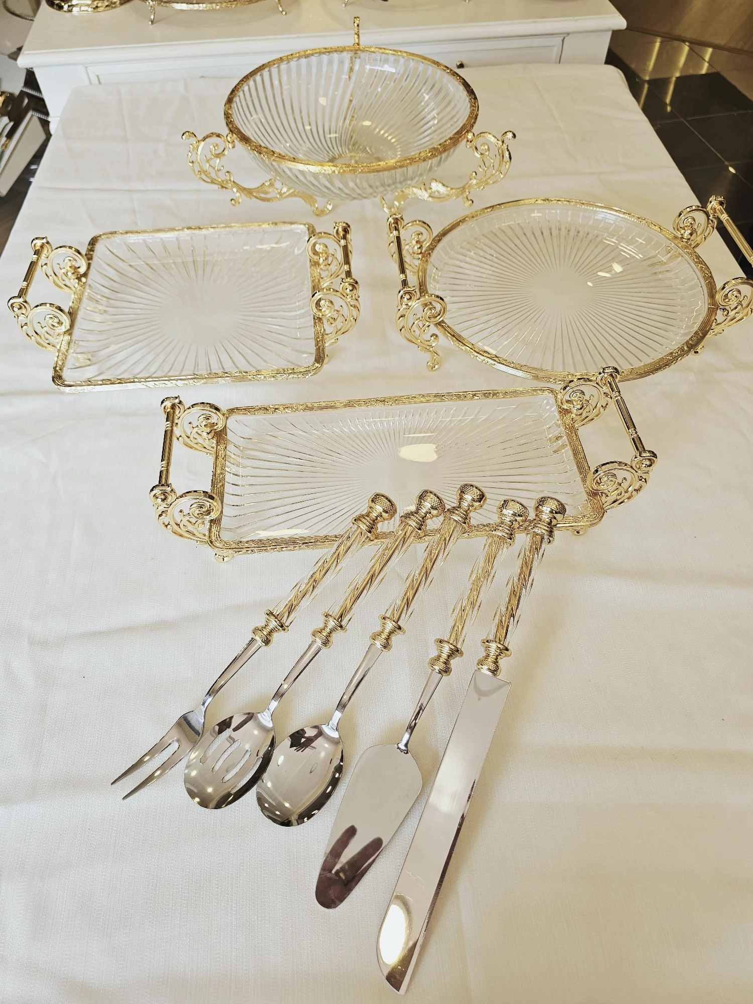 DÖKÜM METAL ÇERÇEVELİ CAM VE SERVİS SUNUM SETİ 9 PARÇA GOLD