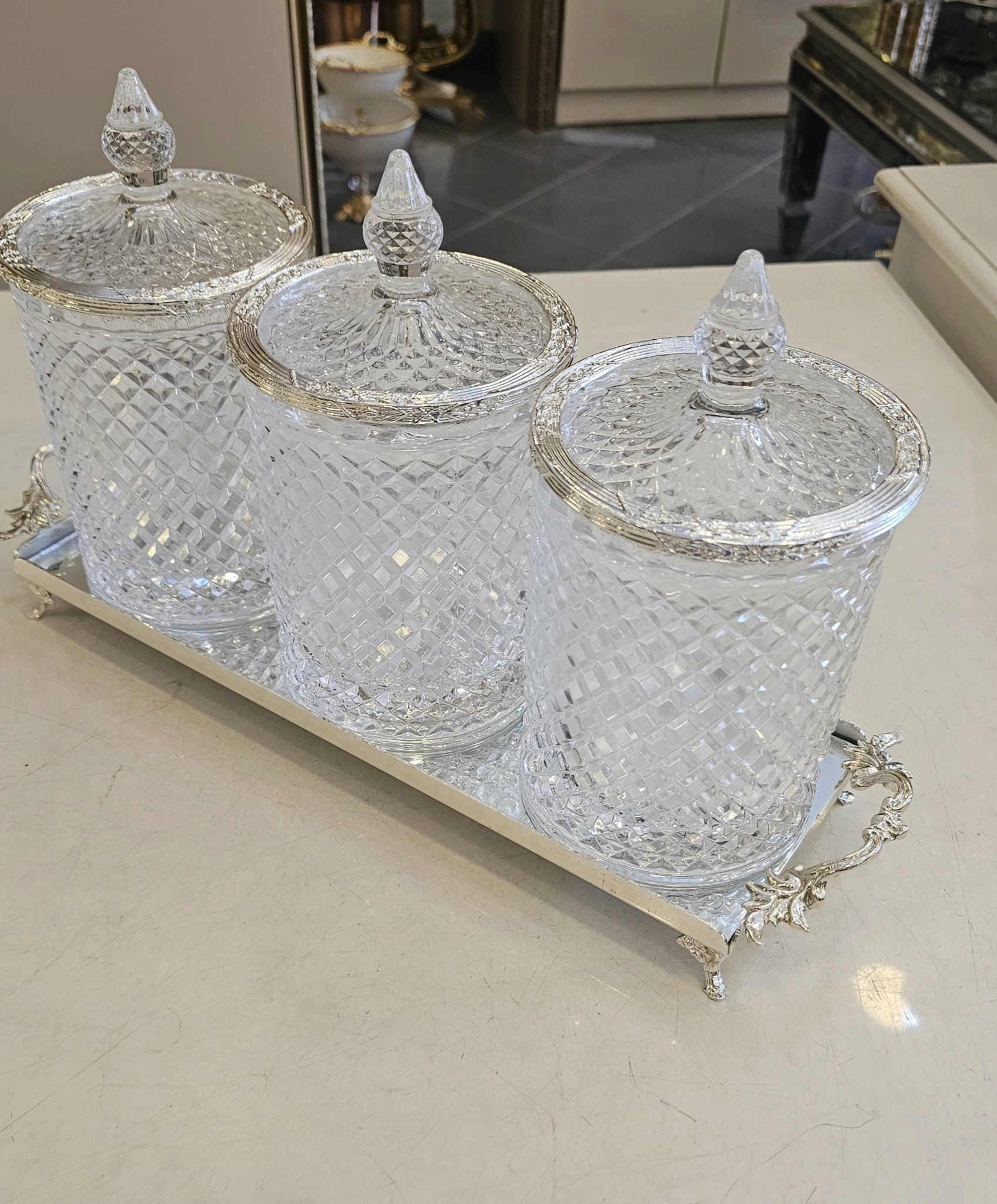 4 PARÇA TEPSİLİ KRİSTAL CAMLI KAVANOZ SETİ GÜMÜŞ DETAY ŞERİTLİ