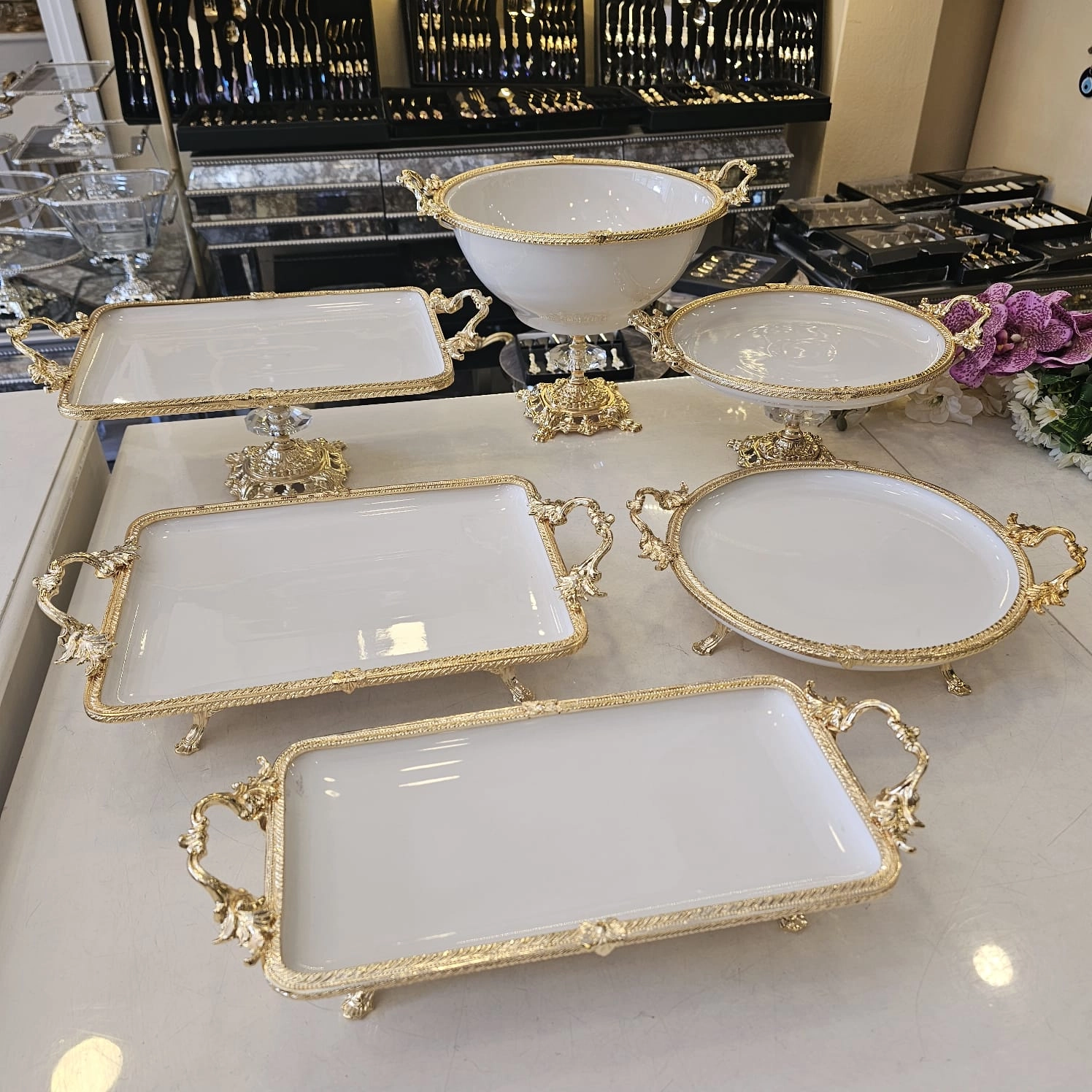 11 PARÇA DÖKÜM KENAR ÇERCEVELİ AYAKLI PORSELEN VE SERVİS SUNUM SETİ GOLD