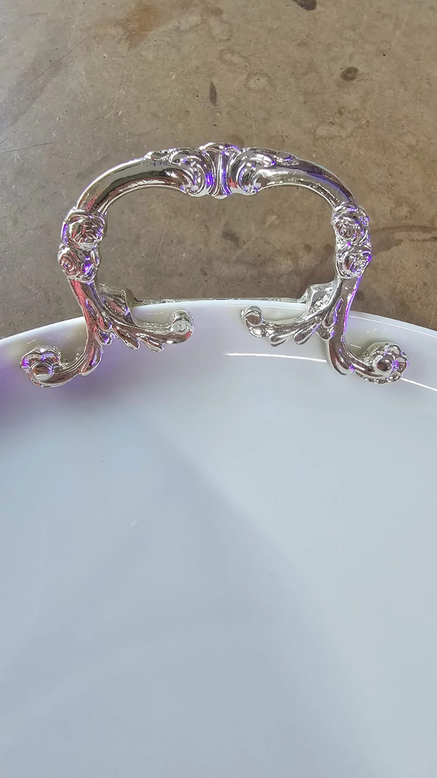 1 PARÇA 33*21 OVAL AYAKLI PORSELEN SUNUM TABAĞI GÜMÜŞ
