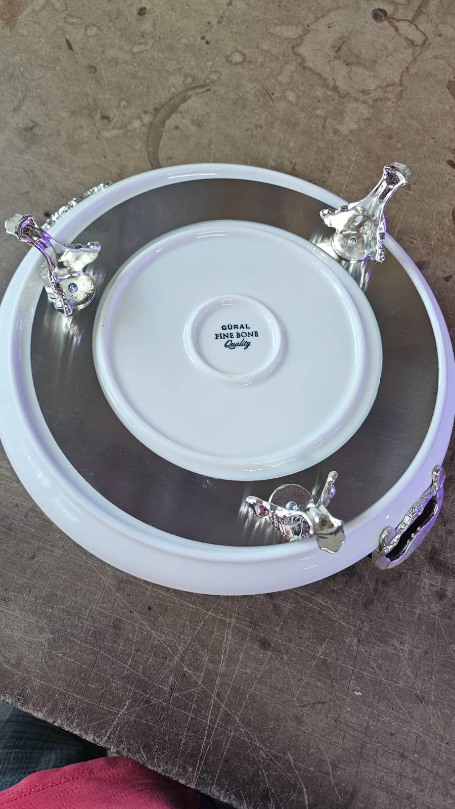 DÖKÜM KENAR ÇERCEVELİ AYAKLI PORSELEN SUNUM TABAĞI 25 CM GÜMÜŞ