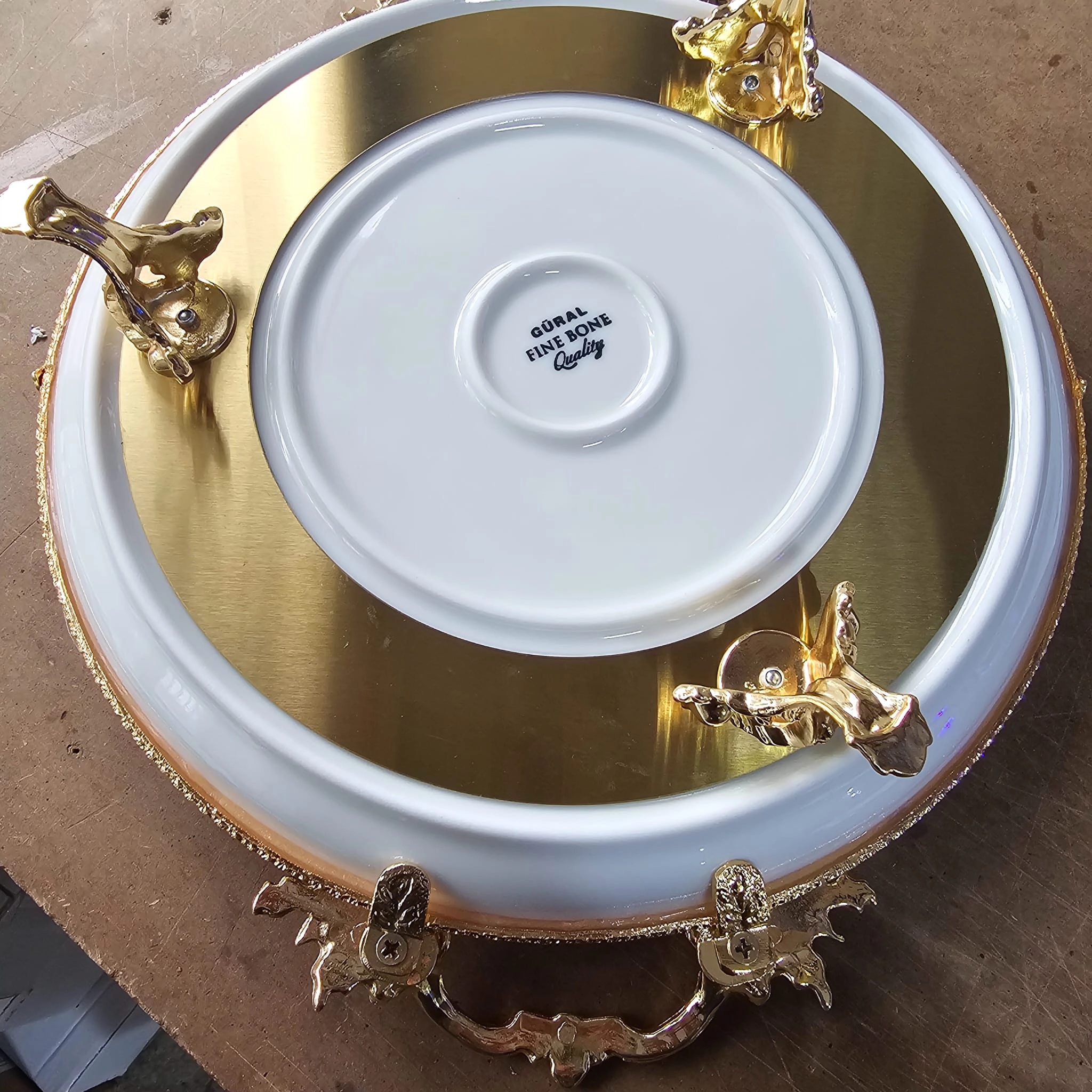 DÖKÜM KENAR ÇERCEVELİ AYAKLI PORSELEN SUNUM TABAĞI 25 CM GOLD