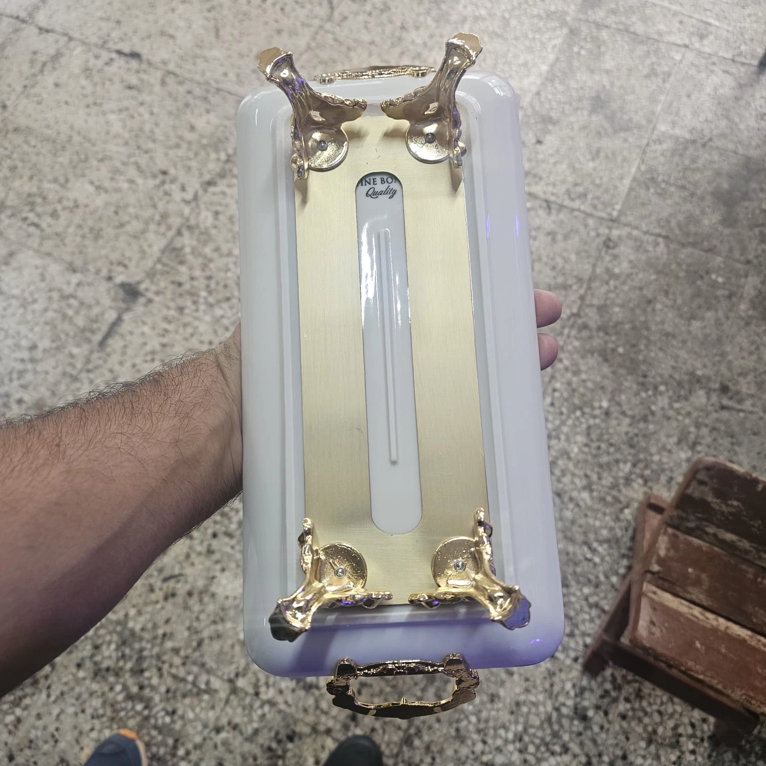 DÖKÜM KENAR ÇERCEVELİ AYAKLI PORSELEN SUNUM TABAĞI 30*14 GOLD