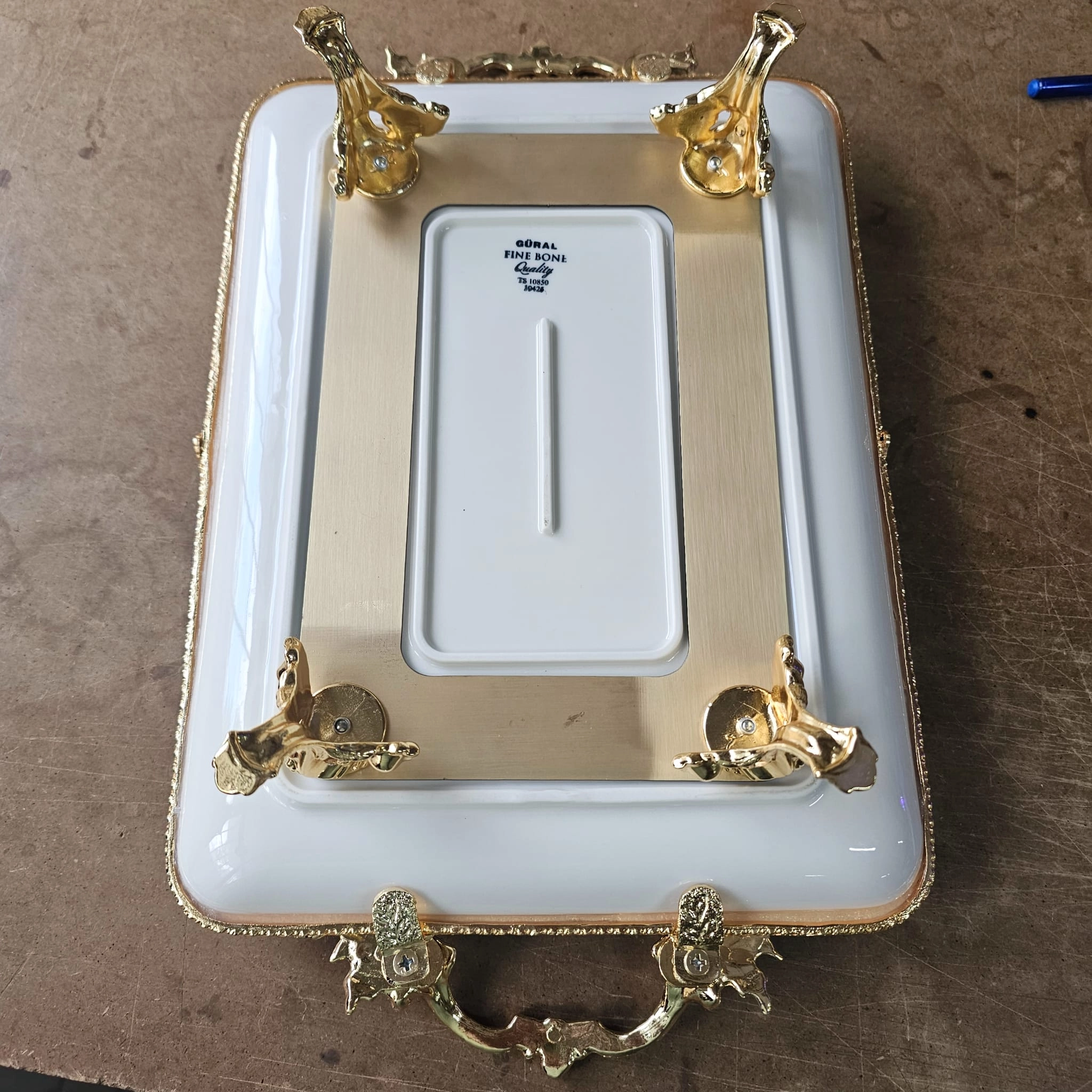 DÖKÜM KENAR ÇERCEVELİ AYAKLI PORSELEN SUNUM TABAĞI 30*22 GOLD